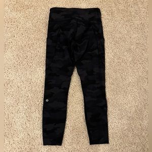Lululemon size 8 camo cropped leggings